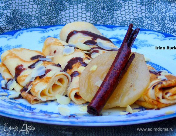 На тарелку выкладываем блины, половинки груш, присыпаем миндальными хлопьями и при желании поливаем шоколадом.