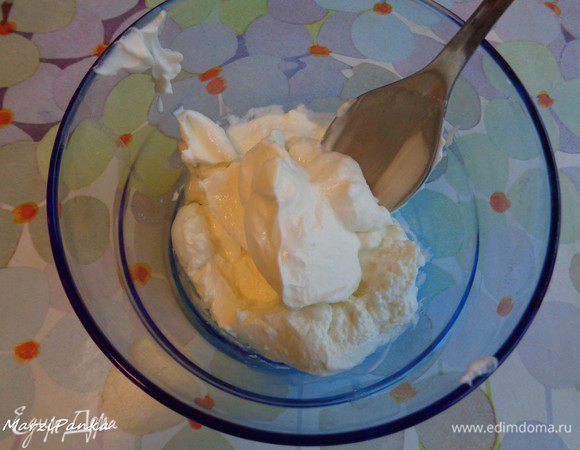 Смешать в мисочке творог с греческим йогуртом. Если творог сухой, то увеличьте количество йогурта.

Йогурт смело можно заменить на сметану. 