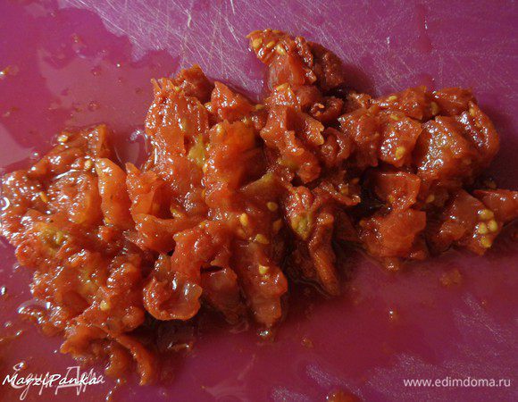 Вяленые помидоры мелко порезать.