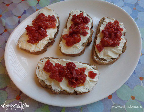 Выложить на бутерброды.