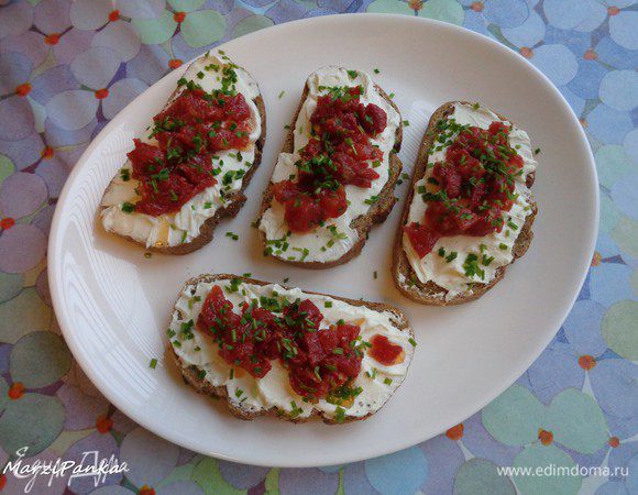 Сверху присыпать порезанной зеленью.