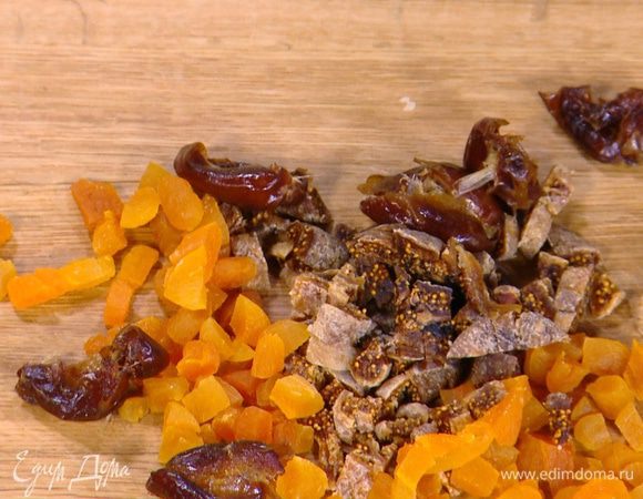 Имбирь в сахаре и сухофрукты нарезать маленькими кусочками и выложить в небольшую кастрюлю.