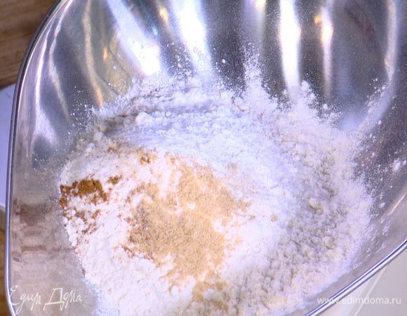 Муку перемешать с разрыхлителем, молотым имбирем, мускатным орехом и солью и просеять все через сито.