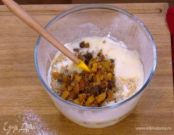 К муке со специями добавить взбитые яйца, перемешать, затем влить сироп с сухофруктами и вымешать тесто.