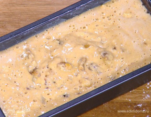 Продолговатую форму для кекса смазать оставшимся сливочным маслом и влить тесто.