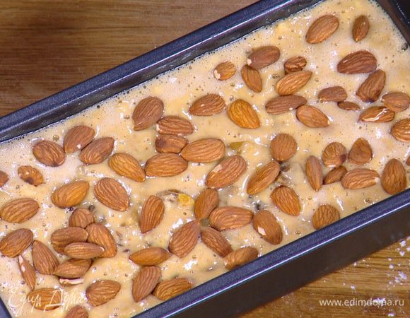 На тесто сверху выложить миндаль.