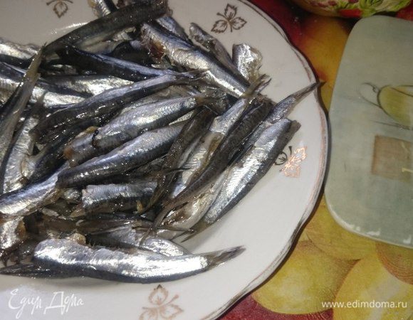 Очищаем нашу рыбу от голов и кишок.