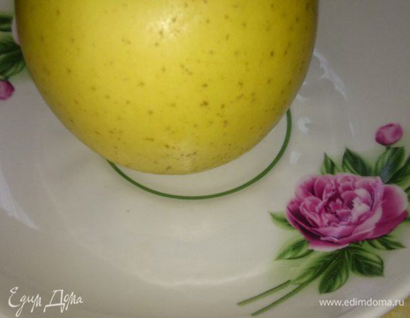 Берем 1 яблоко, срезаем кожуру и режем на 4 части.