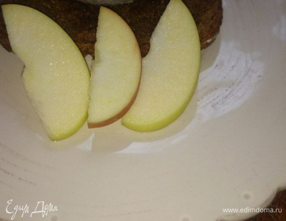 Обжариваем хлебушек на сковороде или в тостере, сверху выкладываем паштет и украшаем по желанию (укроп, зелёный лук, долька лимона). Я сверху присыпала тертым желтком. 
Всем приятного аппетита!