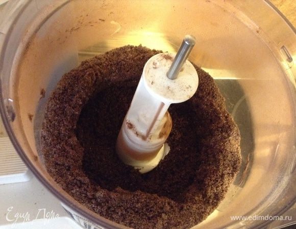 Складываем в блендер все сухие ингредиенты и холодное масло, перебиваем в крошку (если руками, то также перетереть в крошку).