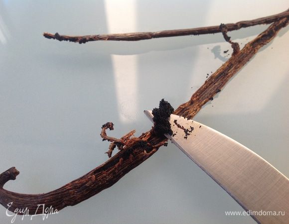 Стручок ванили разрежьте пополам и выскребите ножом семена, добавьте в молоко и, помешивая, подогревайте ещё 2-3 минуты, потом стручок ванили извлеките, молоко немного остудите.