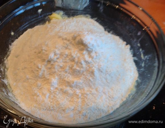 В отдельной миске смешайте муку, соль, сахар, соду, разрыхлитель.