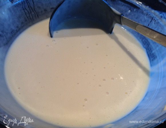 Вылейте молочную смесь в мучную и перемешайте до однородности.