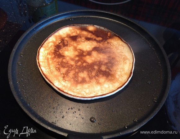 Переверните и жарьте с другой стороны 2 минуты.