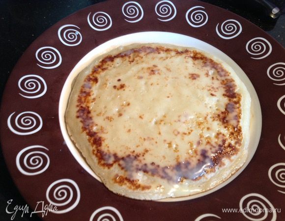 Складывайте панкейки стопочкой на тарелку, промазывая сгущенным молоком.