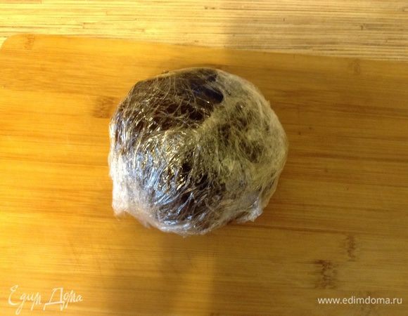 Добавляем яйцо, воду, собираем в ком, отправляем на полчаса в холодильник.