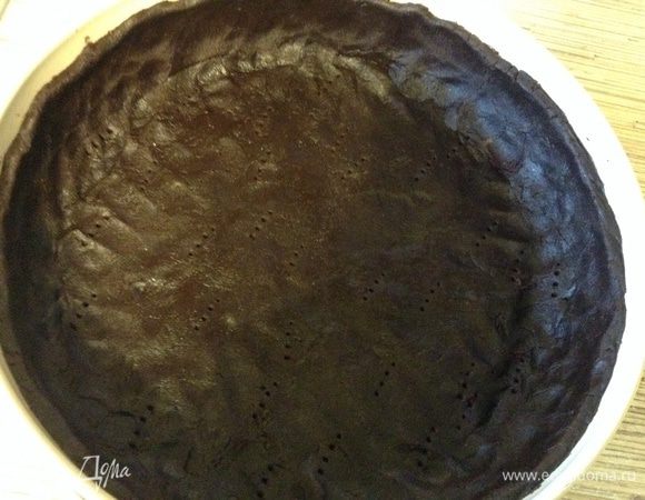 Распределяем тесто по форме, накалываем, отправляем в холод на 15 минут,  прокладываем пергаментом, засыпаем груз, выпекаем 20 минут при 180°С.