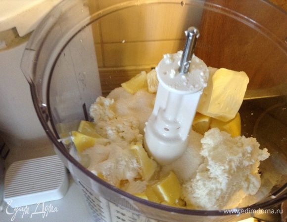 Для творожного слоя: отделить желтки от белков, сложить в блендер желтки, сахар, крахмал, мягкое масло, цедру и сок половинки лимона, пробить до однородности.