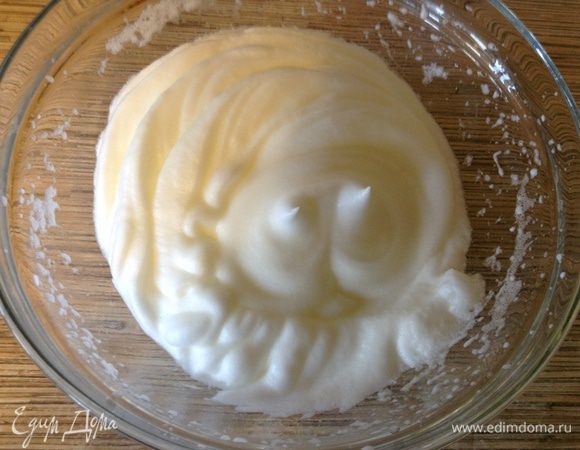 Белки взбить с щепоткой соли до пиков.