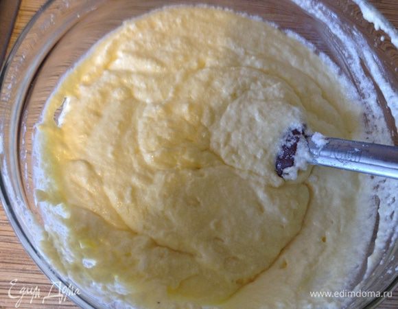 Соединить белки с творожной массой.