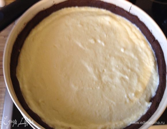 Вылить творожную массу в песочную основу выпекать при 180°С 40-50 минут.