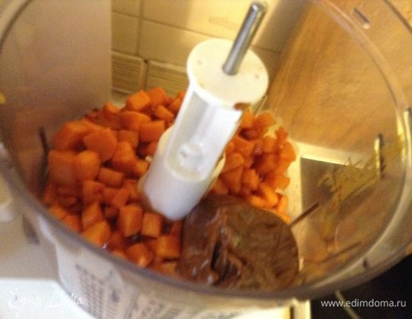 Очищенную тыкву нарезать кубиком и запечь до мягкости, пробить блендером в пюре вместе со сгущенным молоком, добавить заранее замоченный желатин, если нужно, то подогреть пюре, чтобы желатин растворился. Я еще пропустила через сито для однородности. Добавить ложку алкоголя (у меня ром), специи и сгущенку, еще раз пробить до однородности.