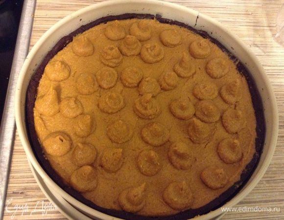 Взбить сливки до пиков, соединить с пюре, выложить мусс на остывшую творожную основу.