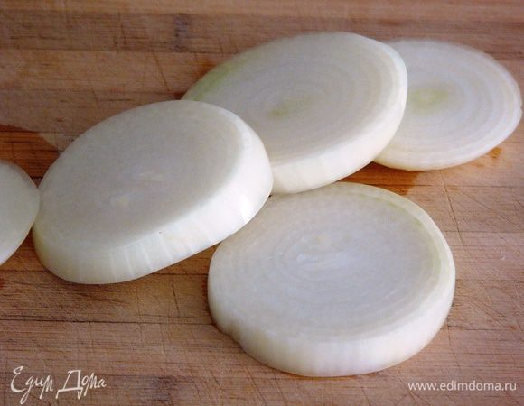 Приготовим тефлоновую сковороду. Крупную луковицу очищаем и нарезаем кольцами, толщиной 1-1,5 см.