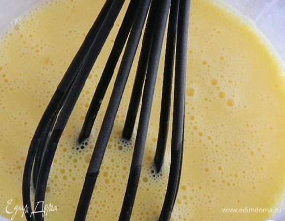 Яйца взбить с молоком венчиком до однородного состояния.