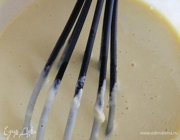 Не переставая взбивать, влить содовую воду и всыпать муку. Перемешать, чтобы не было комочков.
Мяту помыть и стряхнуть воду, оборвать листики.