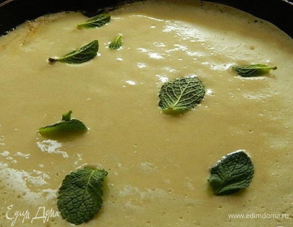 Сковороду смазать маслом и вылить порцию теста, посыпать листиками мяты. Выпекать блины с двух сторон до золотистого цвета.