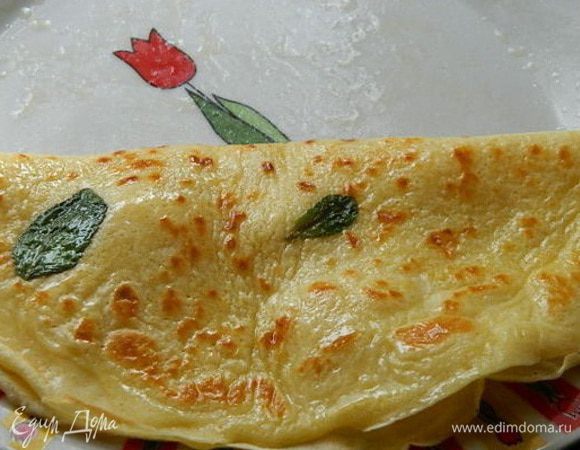 Свернуть пополам и еще раз пополам. Снова полить медом.