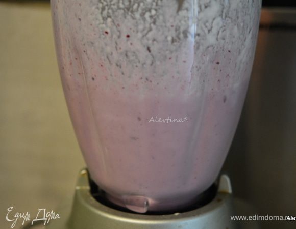 Взбить все в блендере до однородной массы.