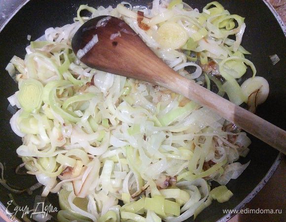 Мелко нарежем порей. Разогреваем сковороду с 1 ст. л. растительного масла и  пассеруем лук-порей в течение 1-2 минут. Переложим на тарелку, чтобы его остудить.