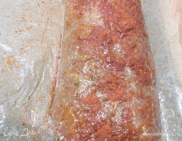 Вынимаем рулет из холодильника и осторожно перенесём на противень. Раскроем рулет, он должен лежать швом вниз. Смажем рулет взбитым яйцом. Поставим в предварительно нагретую до 220° духовку на 15 минут. По истечении этого времени уменьшаем нагрев до 175° и продолжаем запекать еще около 35 мин. 

* у меня яйца не оказалось, и я обсыпала рулет абрикосовым мармеладом и красной сладкой паприкой. 