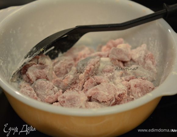 Свинину (мякоть) порезать кубиками. Обвалять в муке с солью.