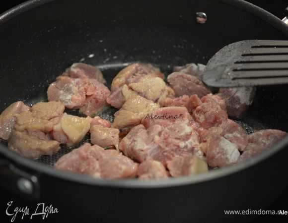 Сливочное масло растопить и обжарить кусочки свинины (примерно 10 минут).