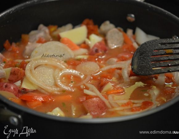 Добавить бульон, орегано и предварительно порезанные овощи, томаты баночные.