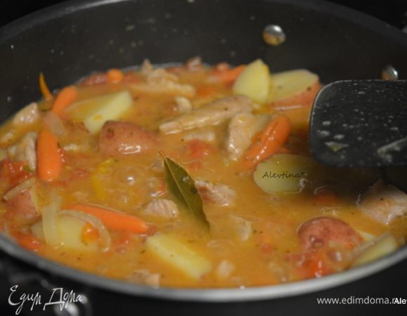 Готовить 5 минут, помешивая. Добавить лавровый лист. Убавить огонь и тушить 40 минут под крышкой.