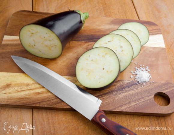 Крупный баклажан нарезаем кольцами толщиной до 1 см, солим и оставляем на 30 мин.

