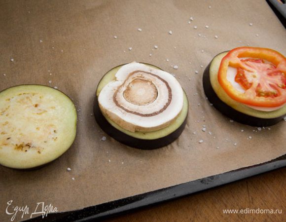 На баклажаны выкладываем грибы и помидоры.