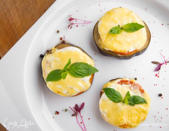 В духовку на 30 минут при 180°С, пока сыр станет слегка румяным.