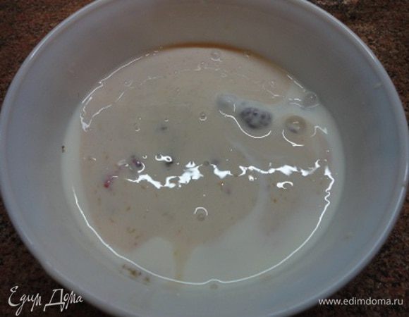 Ягоды достать из морозильной камеры и выложить в миску. Йогурт смешать с 1 столовой ложкой меда и залить ягоды. Оставить на 10-15 минут.