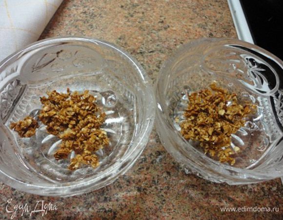 На дно вазочек выложить половину хлопьев.