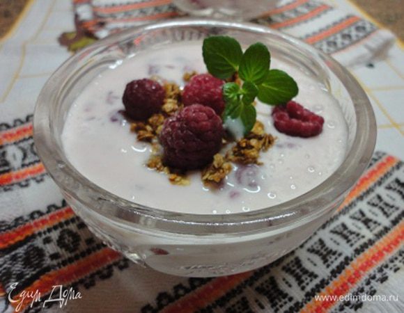 Залить йогуртовой смесью, посыпать оставшимися хлопьями и оформить ягодами и мятой.