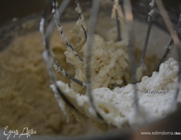 Отложить от общей массы 1/2 стакана на крошку.
Добавить в остальную массу разрыхлитель и пищевую соду, соль. Затем добавим сметану, 1 яйцо и миндальный экстракт. Перемешать.