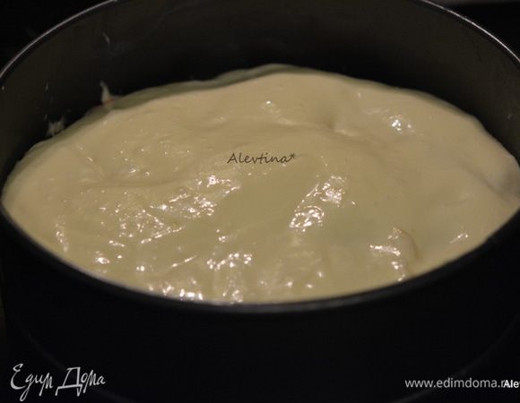 Вылить тесто в форму и распределить лопаточкой.