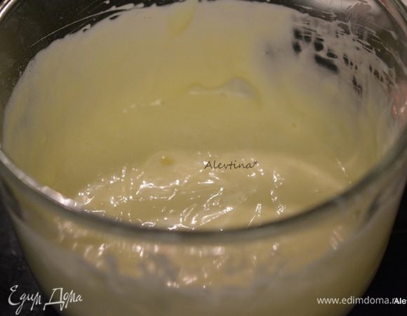 Взбить сливочный сыр комнатной температуры с остатками сахара до мягкости, добавить 1 яйцо, снизить скорость, взбивая.
Вылить поверх теста.