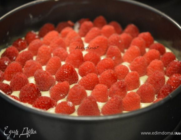 Выложить ягоды свежие или замороженные, можно просто густой джем как вишня или малина.