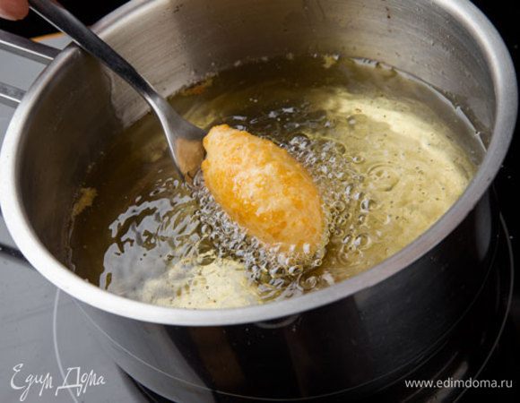 Перчим, формуем некрупные шарики, панируем в сухарях. Жарим шарики до подрумянивания в растительном масле.